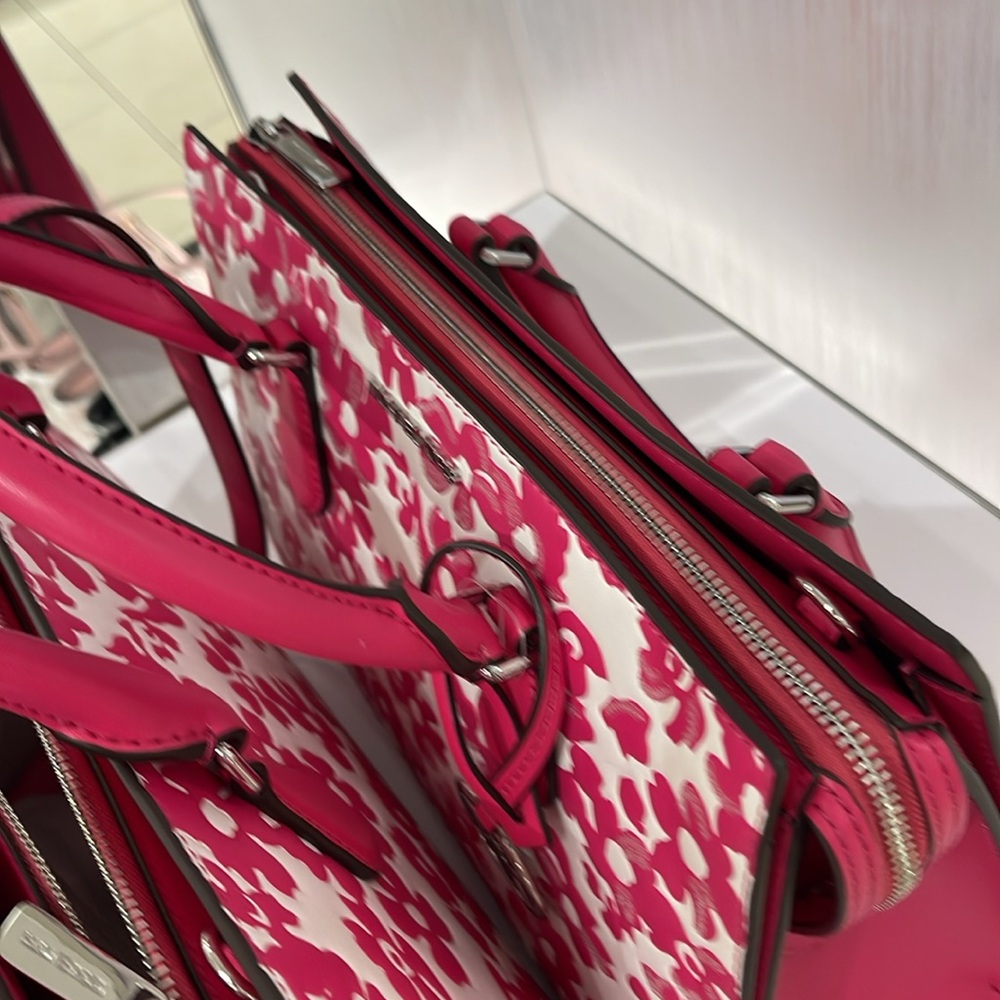 Michael Kors Sheila Medium Sequined Floral Print CZ Satchel
Dragofruit
NWT - Picture 4 of 16